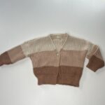 Cardigan a righe in maglia per bambini con bottone in legno, caldo e morbido, perfetto per le stagioni fredde.