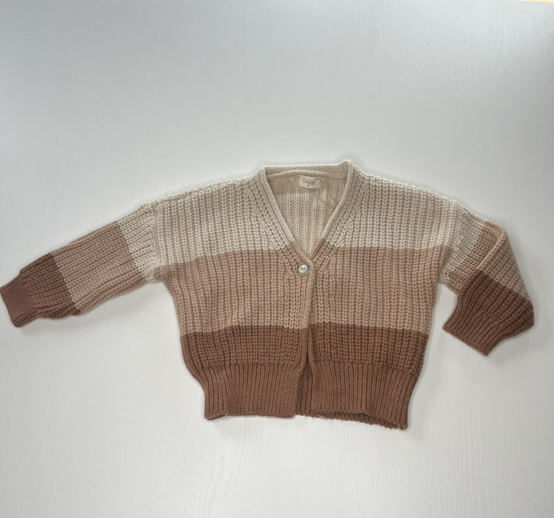 Cardigan a righe in maglia per bambini con bottone in legno, caldo e morbido, perfetto per le stagioni fredde.