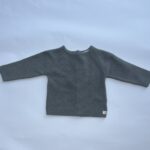 Cardigan grigia in maglia per bambini con bottoni, caldo e morbido, perfetto per le stagioni fredde.