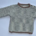Maglioncino in maglia grigio con sfumature per bambini con bottoni sulla spalla, caldo e confortevole per l’inverno