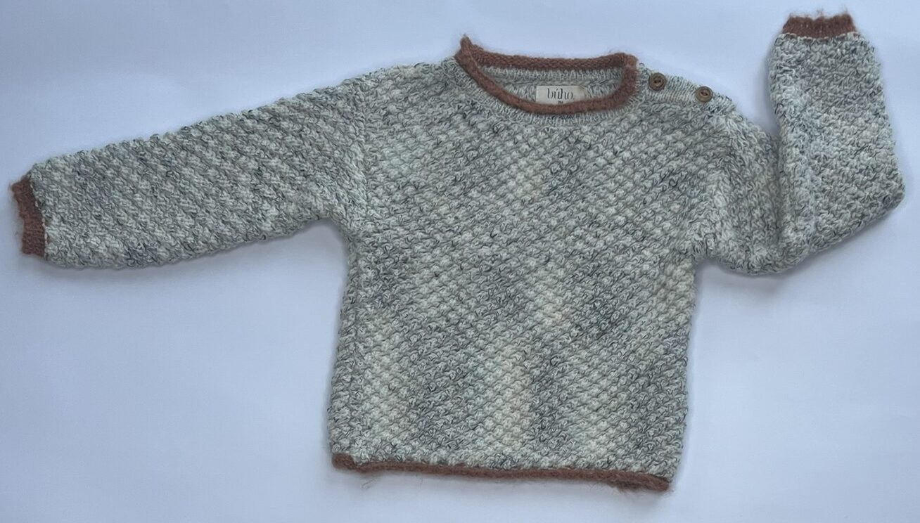 Maglioncino in maglia grigio con sfumature per bambini con bottoni sulla spalla, caldo e confortevole per l’inverno