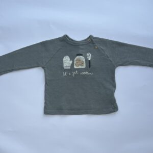 Maglia a maniche lunghe grigia per bambini con stampa "Let's get cookin'", perfetta per un look casual e giocoso, decorata con guanto da cucina e accessori.