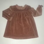 Vestito per bambina in velluto rosa antico con maniche arricciate e balza.