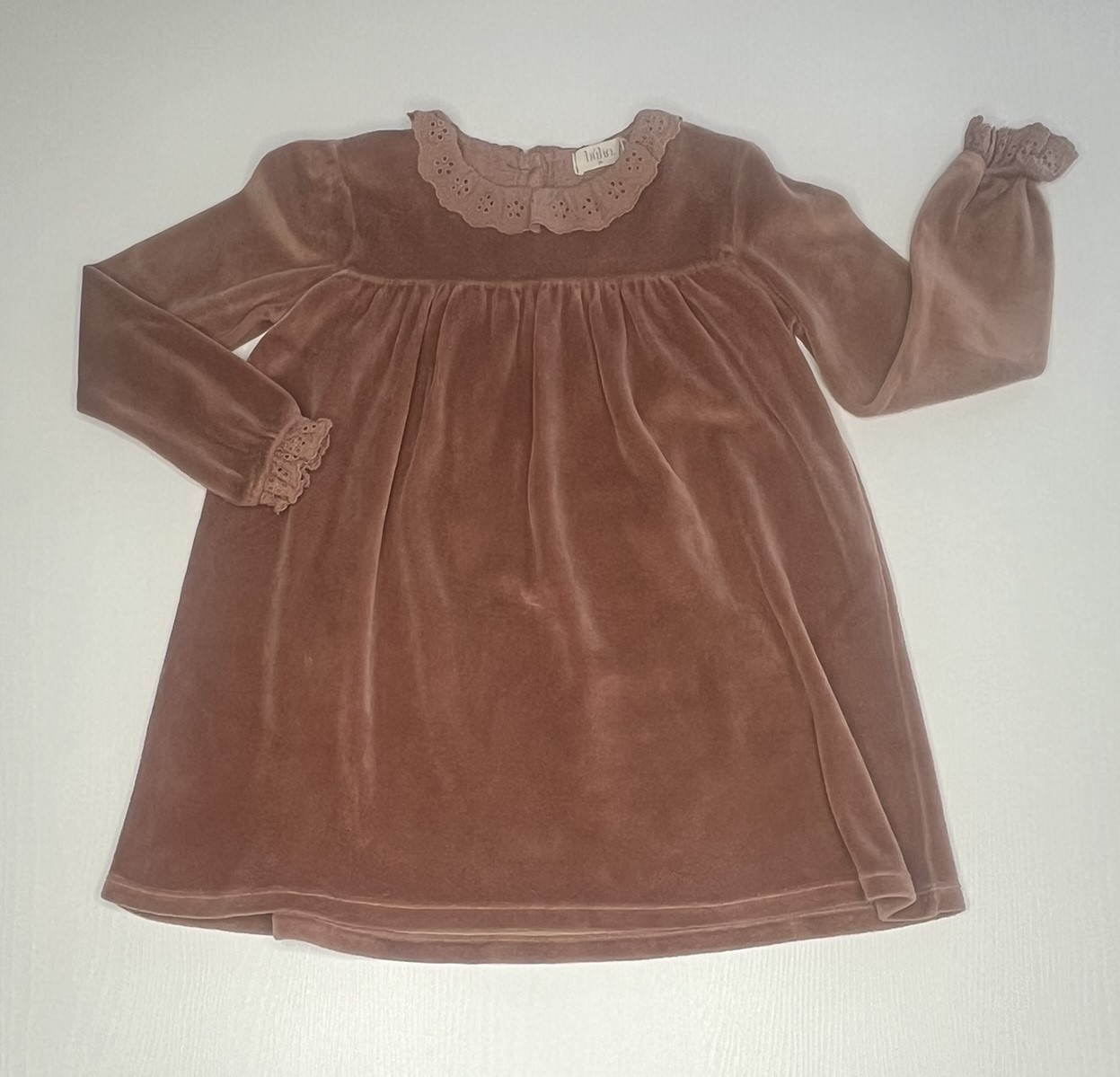 Vestito per bambina in velluto rosa antico con maniche arricciate e balza.