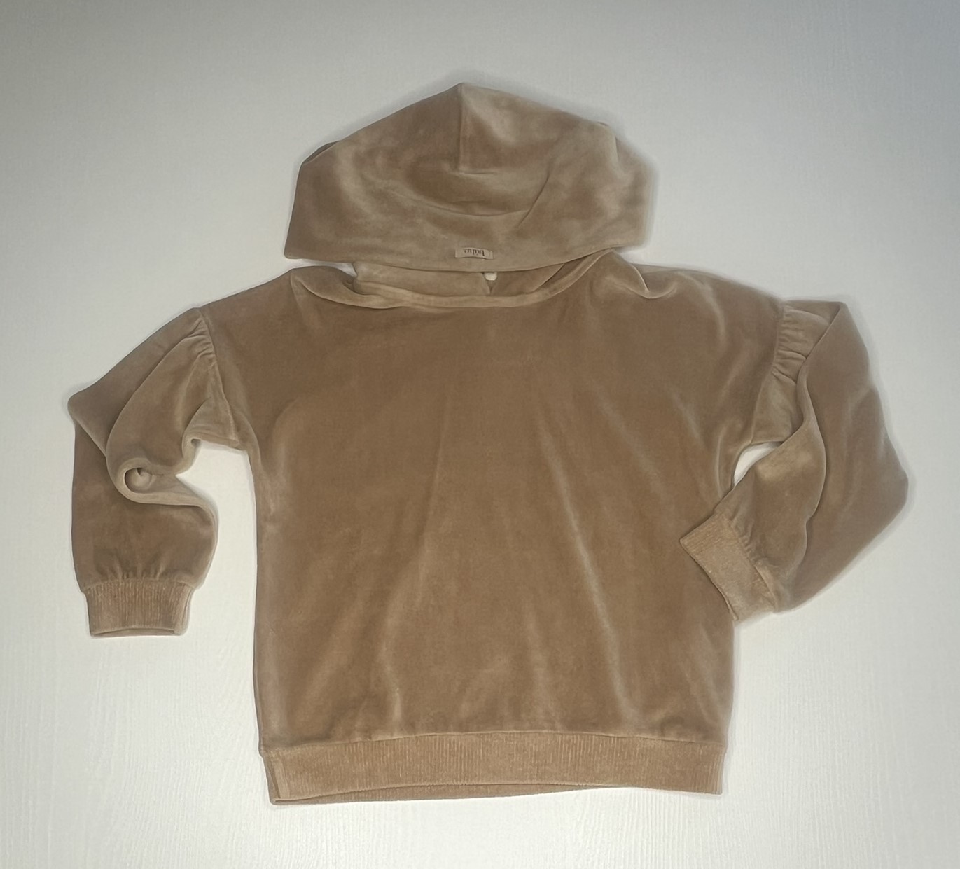 felpa velluto beige bambina, felpa con cappuccio elegante, abbigliamento casual chic per bambina.