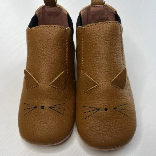 Scarpine in pelle marroni con suola morbida in gomma e dettagli decorativi, ideali per bambini piccoli.