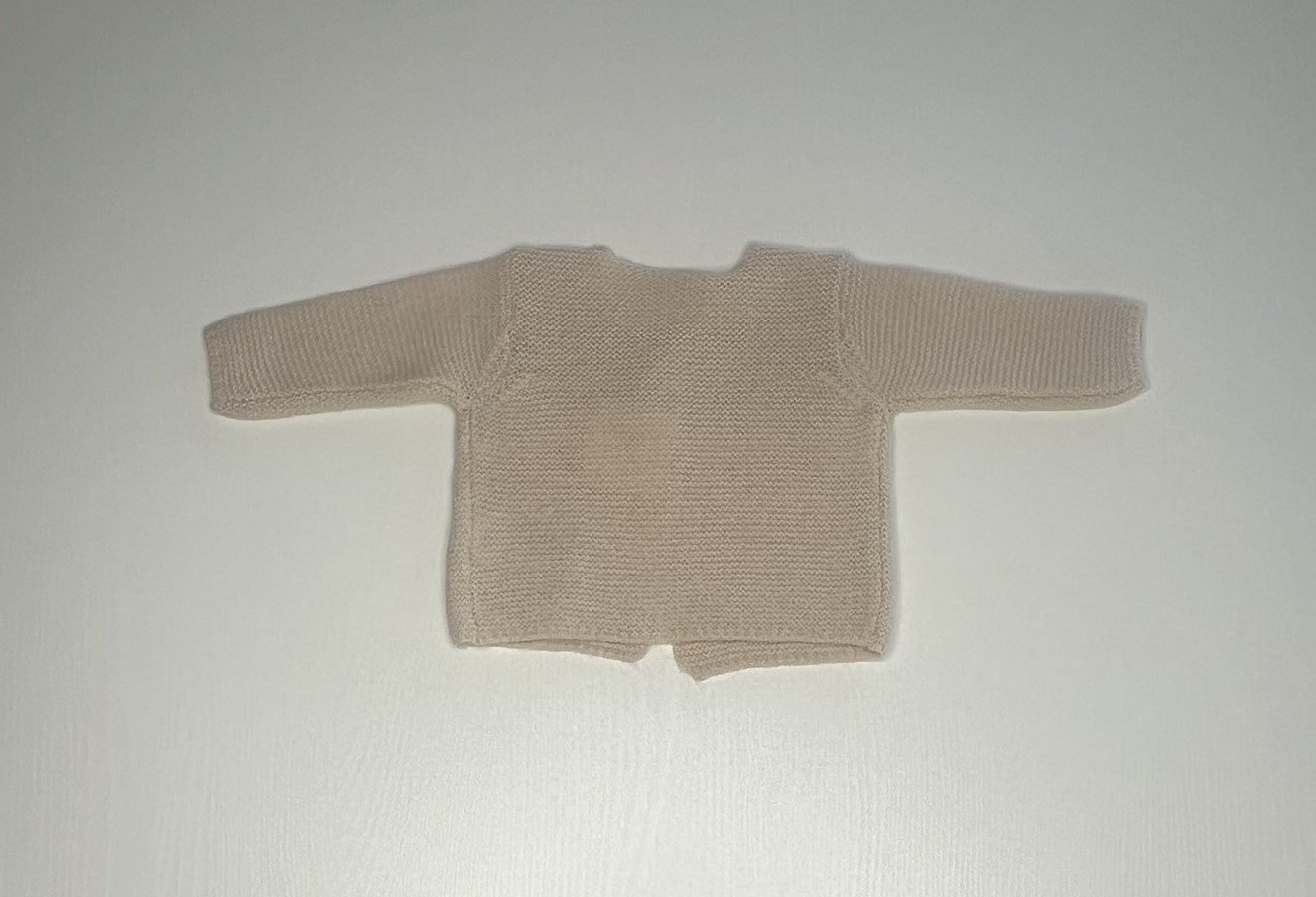 Cardigan beige in maglia per bambini con bottoni, caldo e morbido, perfetto per le stagioni fredde.
