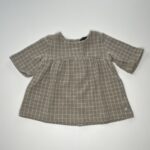 Vestito per bambine in maglia leggera a maniche corte e bottoni.