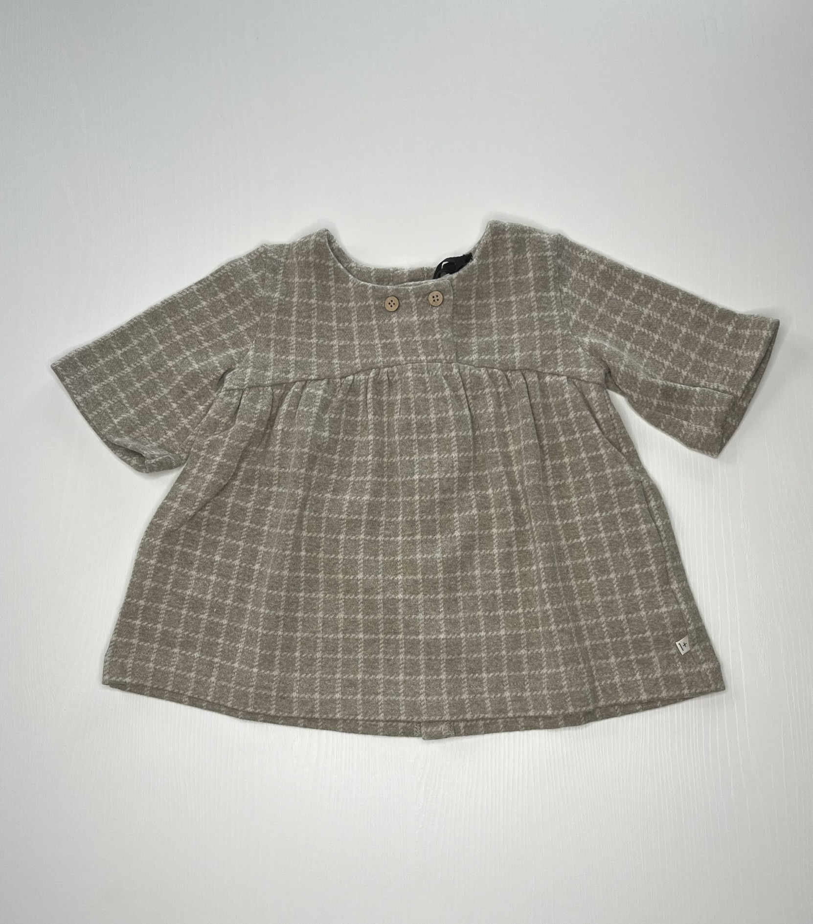 Vestito per bambine in maglia leggera a maniche corte e bottoni.