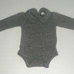 Body in maglia grigio a righe nere, body con bottoni bambino, body elegante per bambini.
