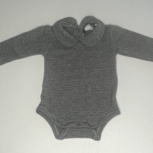 Body in maglia grigio a righe nere, body con bottoni bambino, body elegante per bambini.