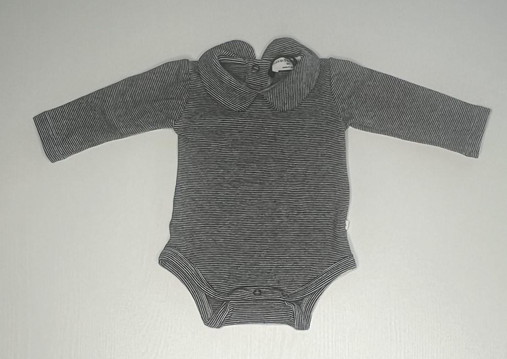 Body in maglia grigio a righe nere, body con bottoni bambino, body elegante per bambini.