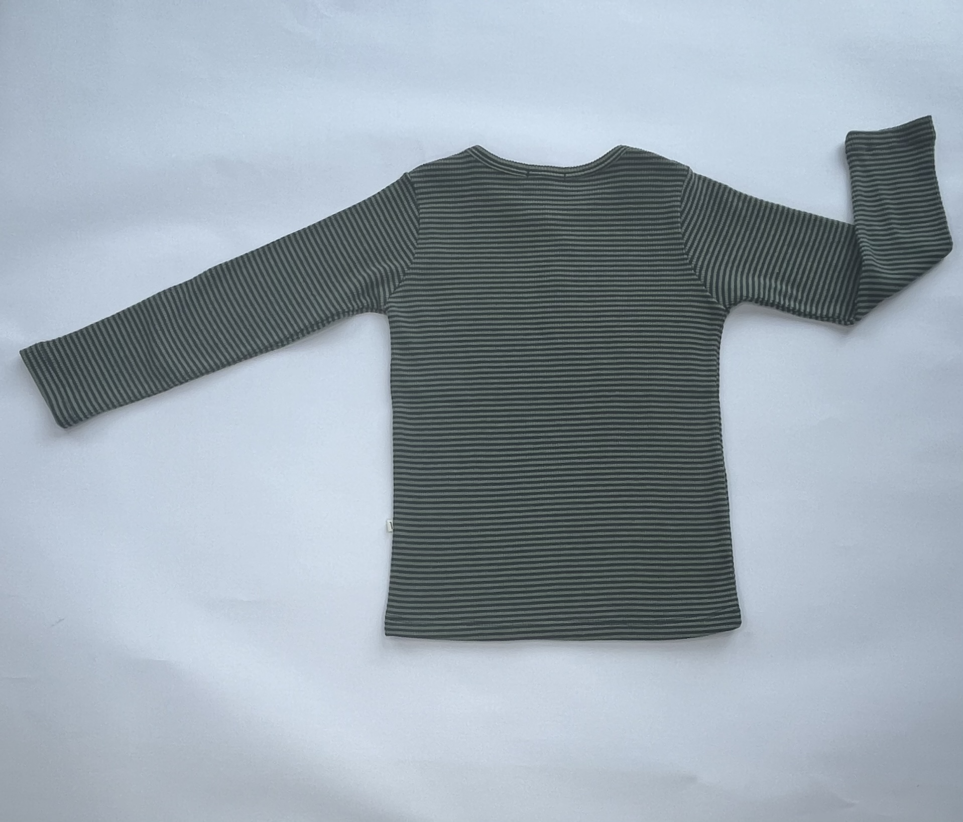 Maglia a righe verdi e blu in lana morbida per bambini, maniche lunghe, design confortevole.