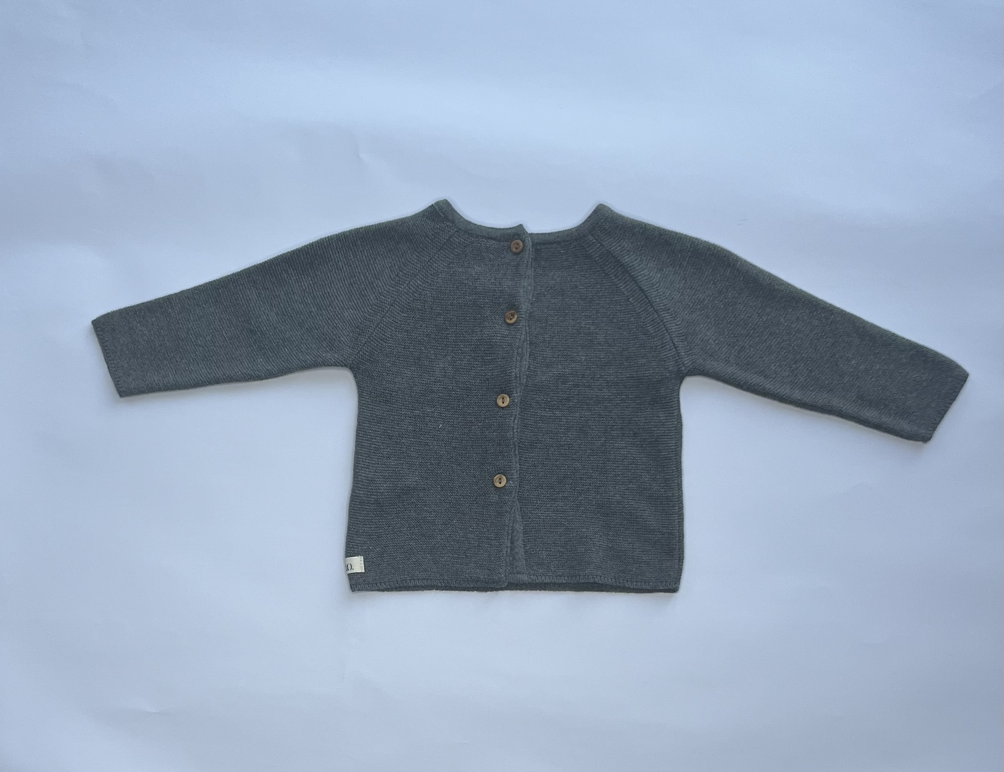 Cardigan grigia in maglia per bambini con bottoni, caldo e morbido, perfetto per le stagioni fredde.