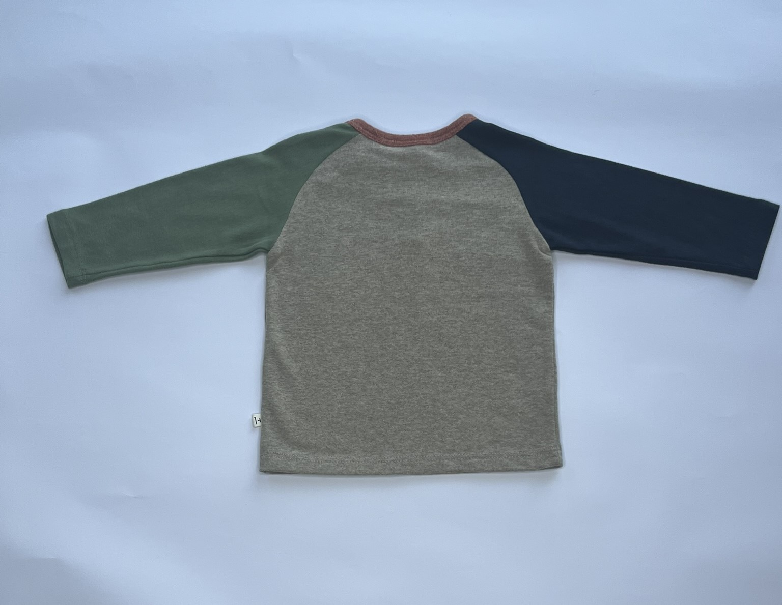 maglia retro bicolore bambini, maniche lunghe verde e blu, abbigliamento minimal per bambini.
