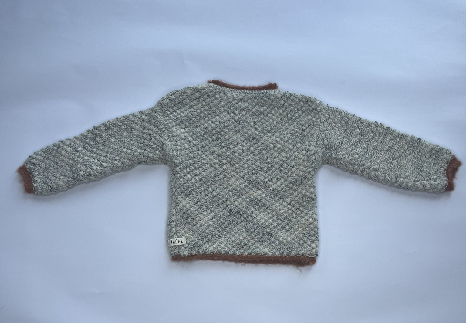 Maglioncino in maglia grigio con sfumature per bambini con bottoni sulla spalla, caldo e confortevole per l’inverno