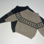 Maglioncini in maglia nero e beige per bambini caldo e confortevole per l’inverno.