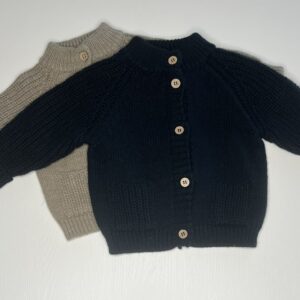 Cardigan grigio e blu in maglia per bambini con bottoni in legno, caldo e morbido, perfetto per le stagioni fredde.
