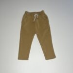 Pantaloni ocra per bambini con elastico in vita, laccetto decorativo e tasche laterali, comodi e pratici per ogni occasione.