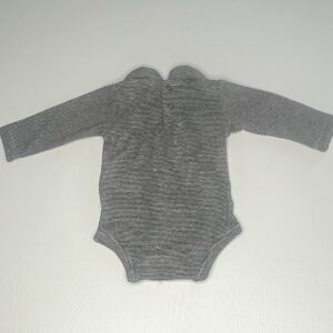 Body in maglia grigio a righe nere, body con bottoni bambino, body elegante per bambini.
