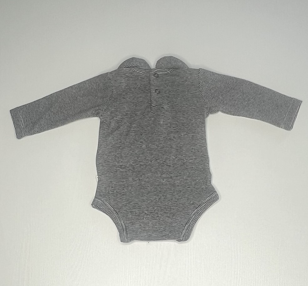 Body in maglia grigio a righe nere, body con bottoni bambino, body elegante per bambini.