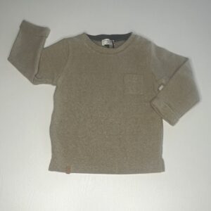Maglia beige a maniche lunghe per bambini con bottoni in legno e tasca, perfetta per un look comodo ed elegante.