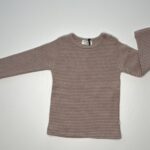 Maglia a righe rosa e beige in lana morbida per bambini, maniche lunghe, design confortevole.