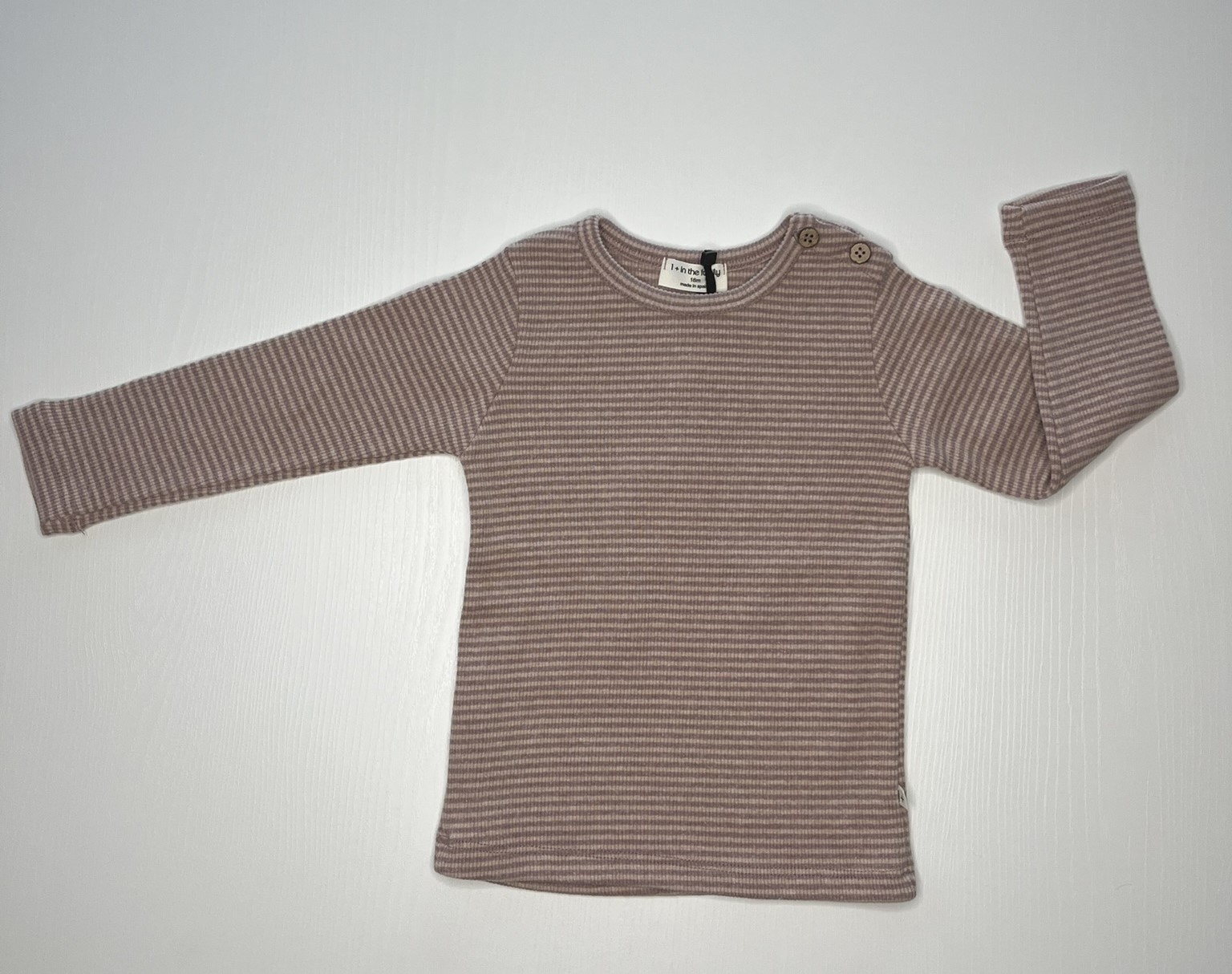 Maglia a righe rosa e beige in lana morbida per bambini, maniche lunghe, design confortevole.