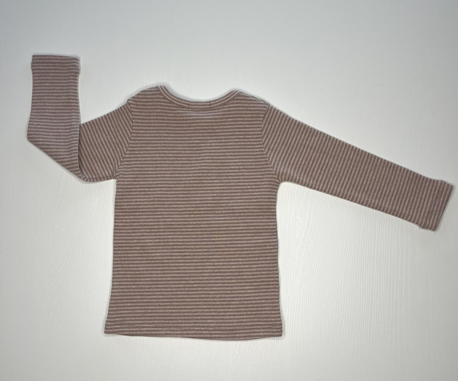 Maglia a righe rosa e beige in lana morbida per bambini, maniche lunghe, design confortevole.