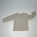 Maglia a righe beige e grigie per bambini con maniche lunghe.