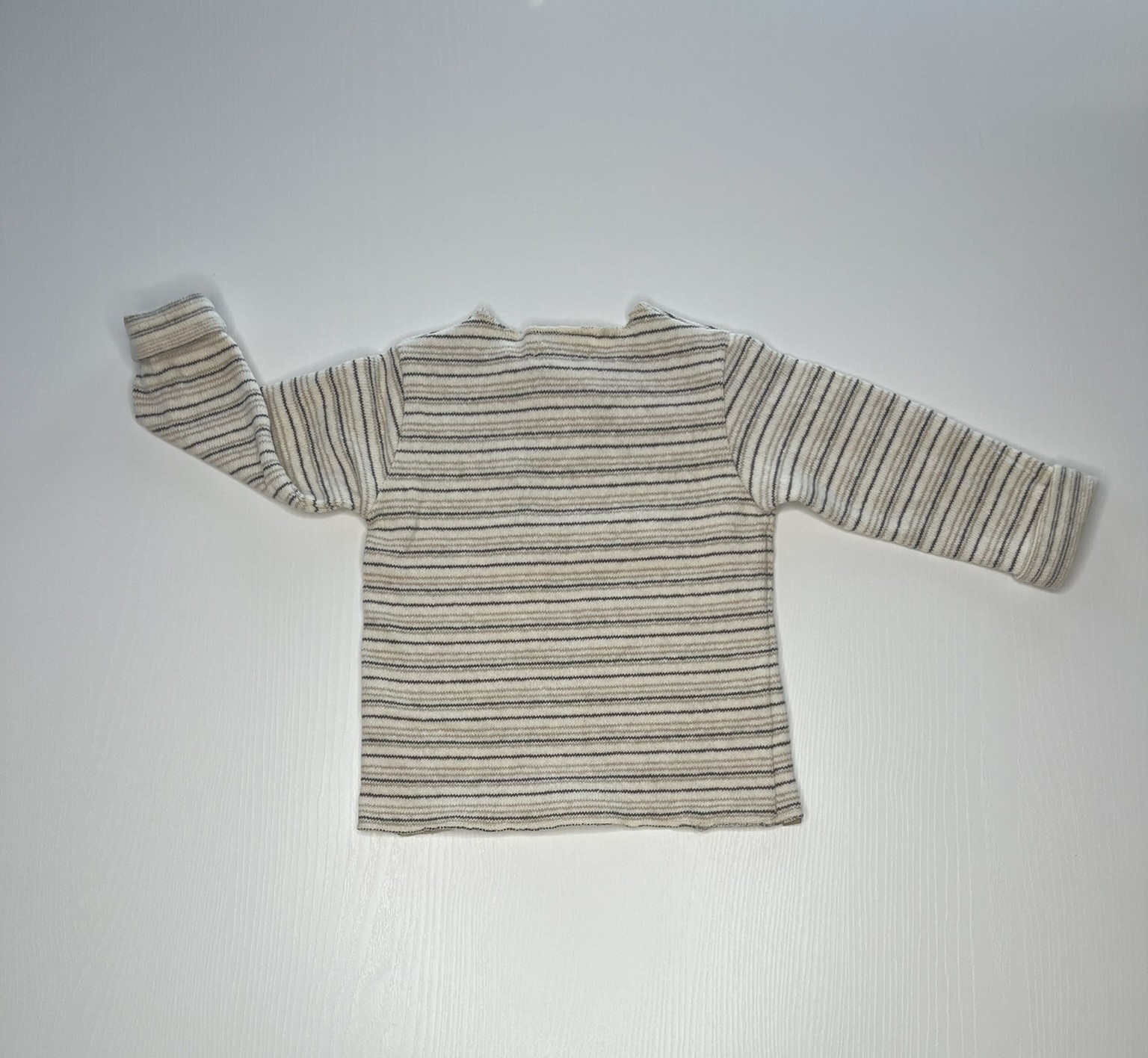 Maglia a righe beige e grigie per bambini con maniche lunghe.