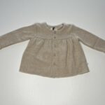 Cardigan grigio in maglia per bambini con bottoni in legno e balza, caldo e morbido, perfetto per le stagioni fredde.