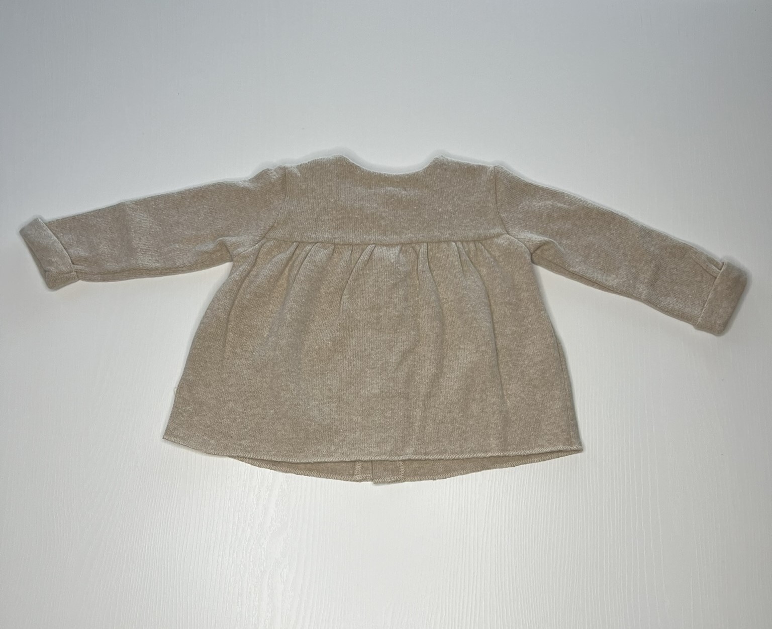 Cardigan grigio in maglia per bambini con bottoni in legno e balza, caldo e morbido, perfetto per le stagioni fredde.