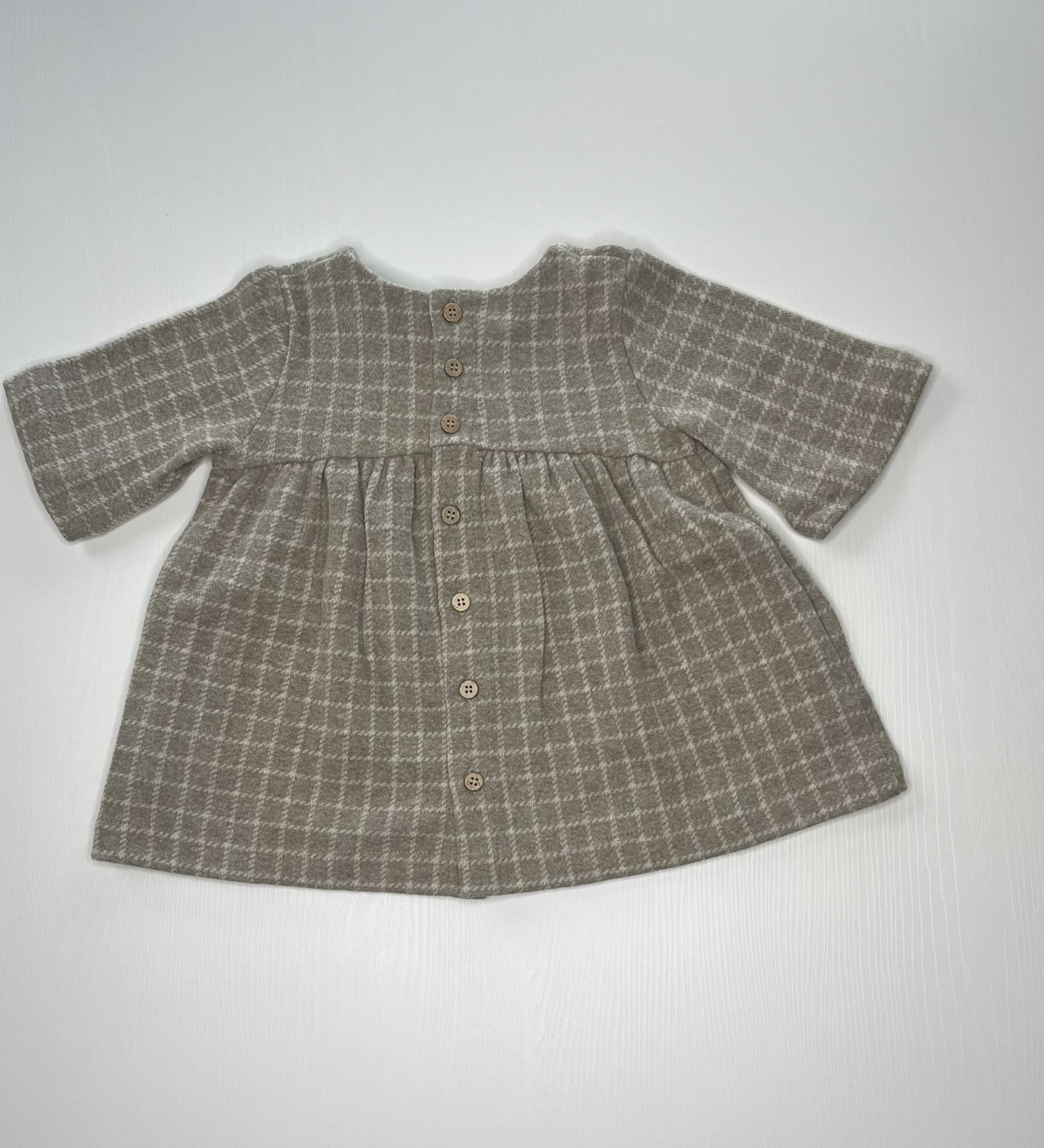 Vestito per bambine in maglia leggera a maniche corte e bottoni.