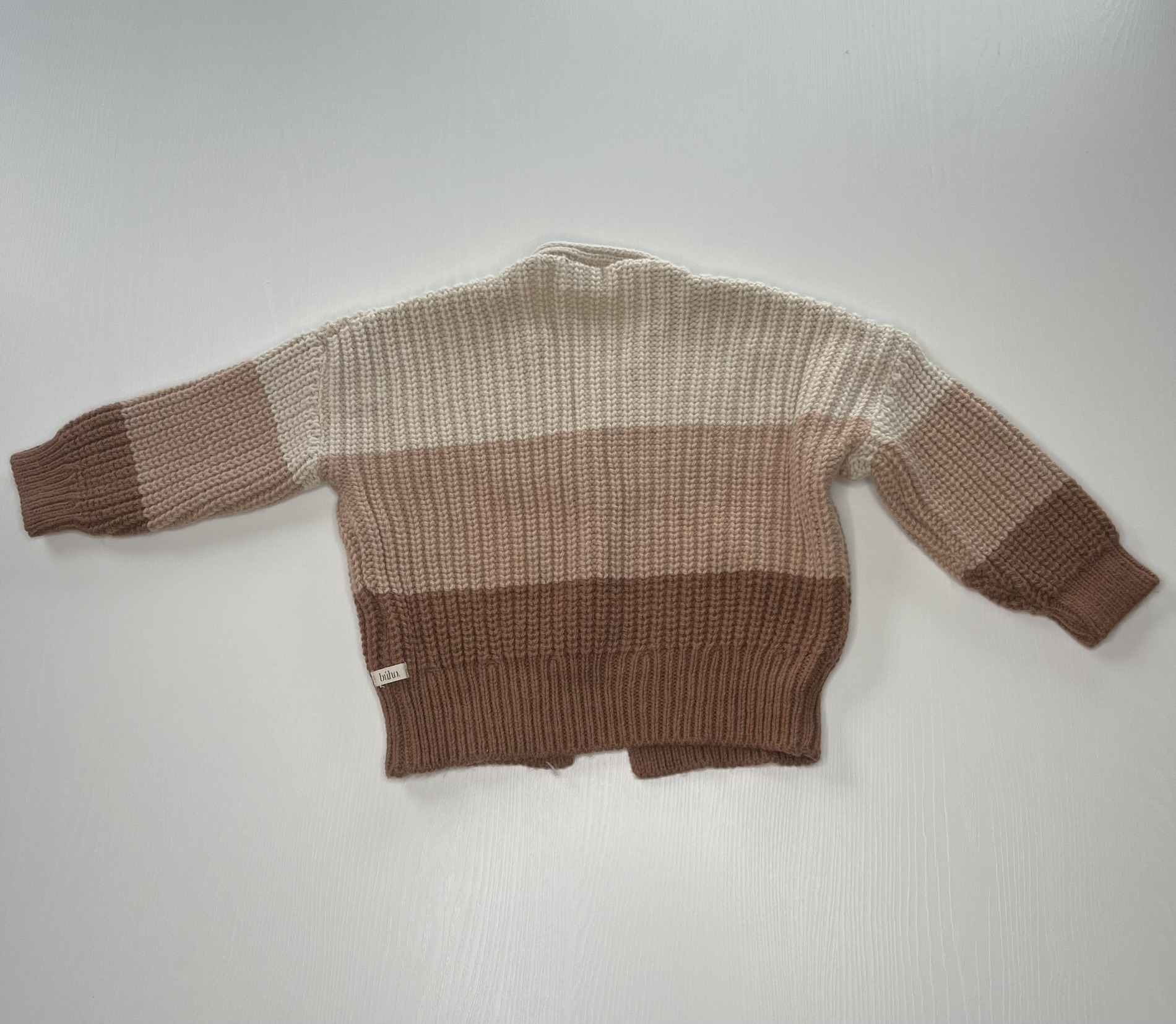 Cardigan a righe in maglia per bambini con bottone in legno, caldo e morbido, perfetto per le stagioni fredde.