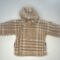 Morbido cappotto in pile a quadri beige e bianchi per neonati, con cappuccio e piedini integrati.