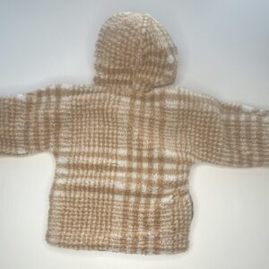 Morbido cappotto in pile a quadri beige e bianchi per neonati, con cappuccio e piedini integrati.