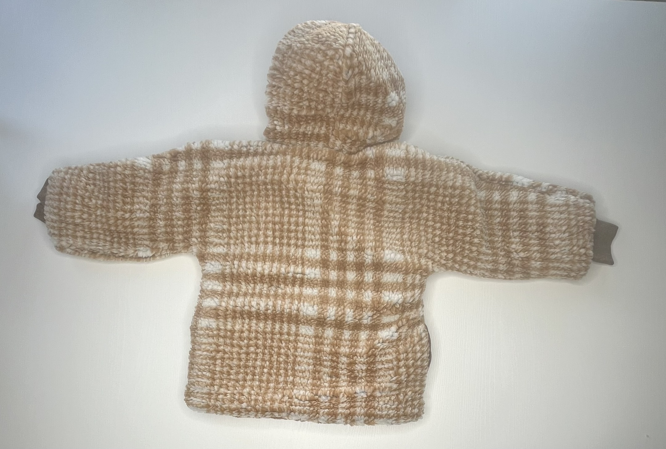 Morbido cappotto in pile a quadri beige e bianchi per neonati, con cappuccio e piedini integrati.