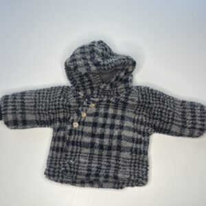 Morbido cappotto in pile a quadri blu e bianchi per neonati, con cappuccio e piedini integrati.