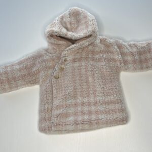 Morbido cappotto in pile a quadri rosa e bianchi per neonati, con cappuccio e piedini integrati.