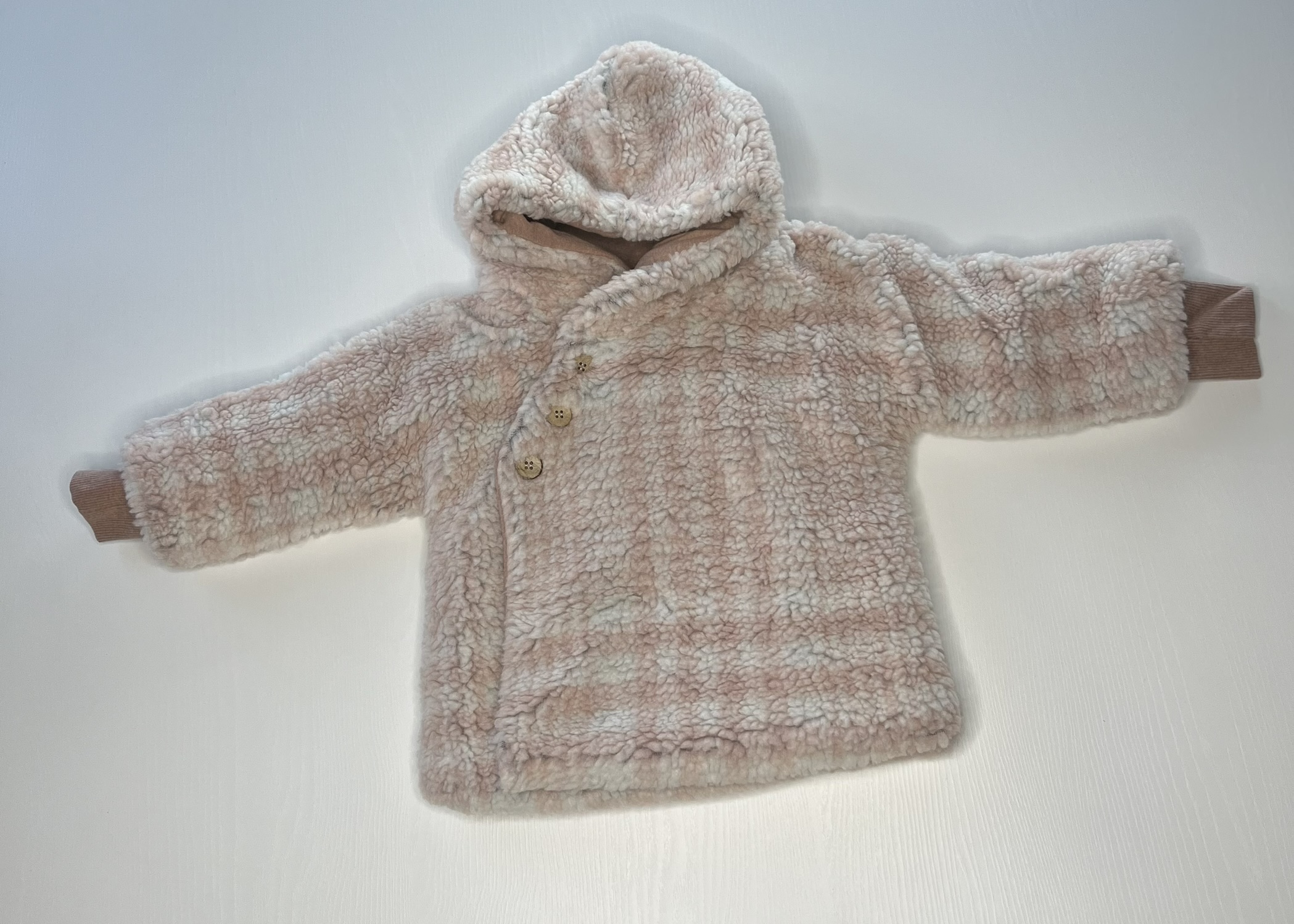 Morbido cappotto in pile a quadri rosa e bianchi per neonati, con cappuccio e piedini integrati.