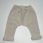 Pantaloni a righe beige per neonati, con elastico in vita e risvolti.