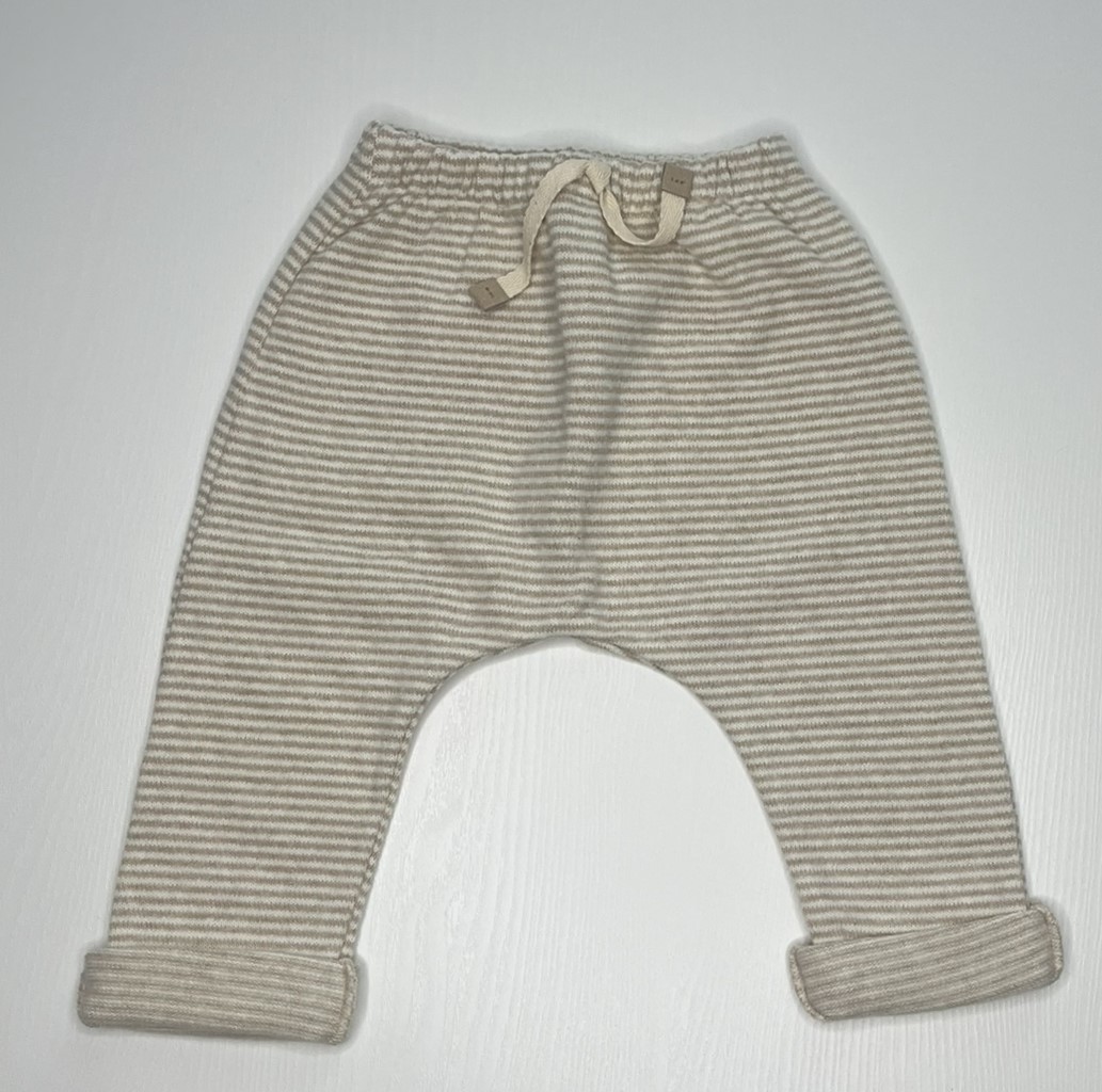 Pantaloni a righe beige per neonati, con elastico in vita e risvolti.