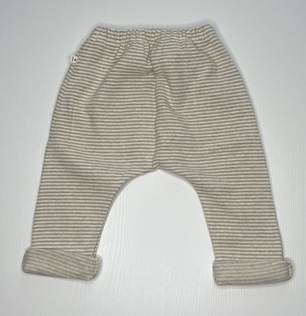 Pantaloni a righe beige per neonati, con elastico in vita e risvolti.