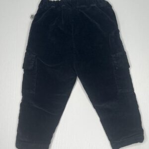 Pantaloni blu per bambino a costine in velluto con tasche laterali alle gambe e chiusura a bottone.