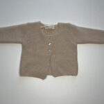 Cardigan beige in maglia per bambini con bottoni, caldo e morbido, perfetto per le stagioni fredde.