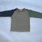 maglia retro bicolore bambini, maniche lunghe verde e blu, abbigliamento minimal per bambini.