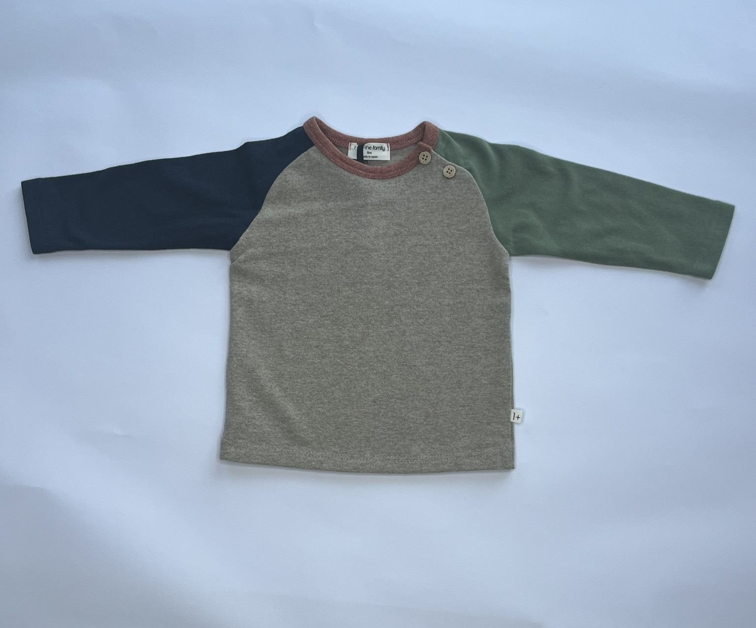 maglia retro bicolore bambini, maniche lunghe verde e blu, abbigliamento minimal per bambini.