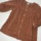 Vestito a costine in velluto con bottoni in legno e tasche ed elastico nelle maniche.